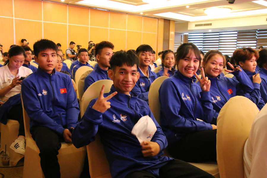 Các vận động viên tươi cười trước khi tham gia Đại hội.