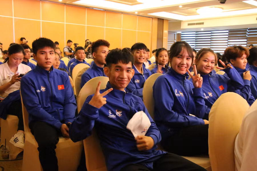 Các vận động viên tươi cười trước khi tham gia Đại hội.