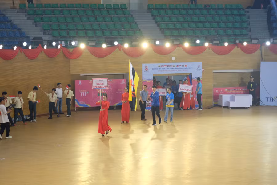 Các đoàn vận động viên lần lượt tiến ra lễ đài.