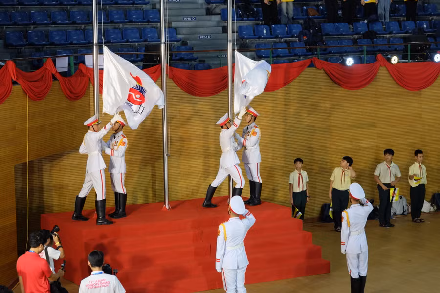 Nghi thức thượng cờ Đại hội.