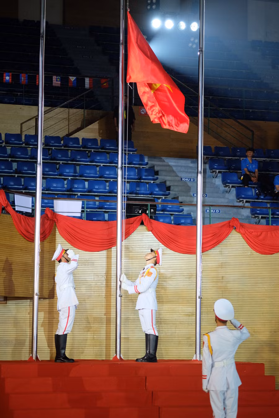 Nghi lễ chào cờ.