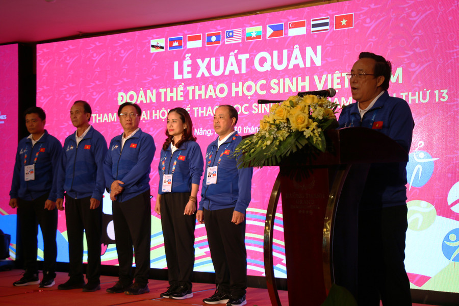 Ông Trần Văn Lam - Phó Vụ trưởng Vụ Giáo dục thể chất (Bộ GD&amp;ĐT) báo cáo về công tác chuẩn bị của Đoàn Thể thao học sinh Việt Nam.