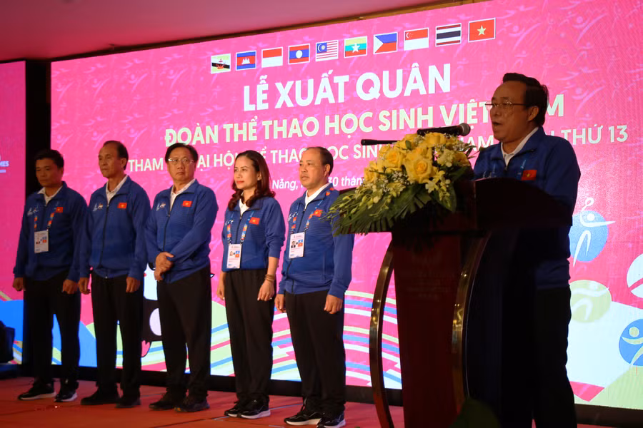 Ông Trần Văn Lam - Phó Vụ trưởng Vụ Giáo dục thể chất (Bộ GD&amp;ĐT) báo cáo về công tác chuẩn bị của Đoàn Thể thao học sinh Việt Nam.