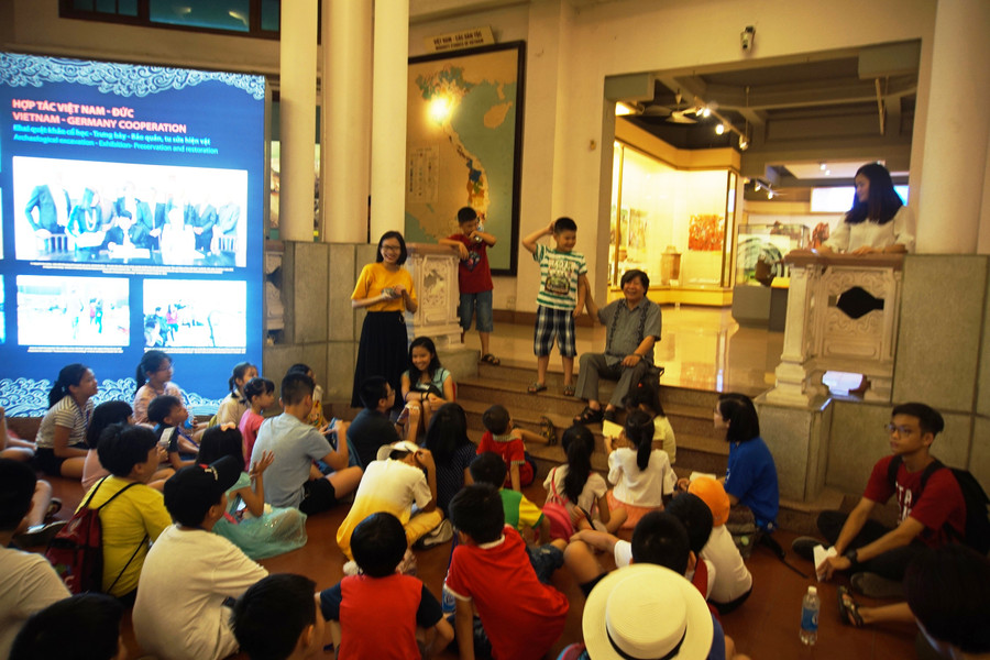 HS được nghe Giáo sư Lê Văn Lan kể những câu chuyện lịch sử hấp dẫn