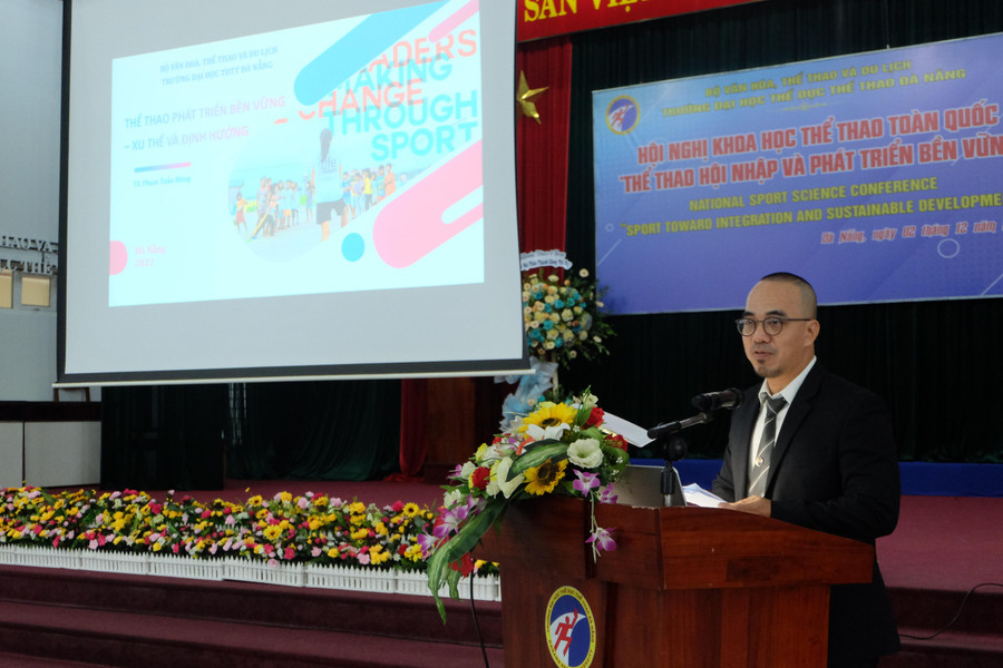 Các đại biểu trình bày tham luận tại Hội nghị.