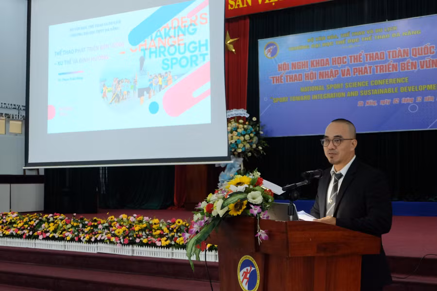 Các đại biểu trình bày tham luận tại Hội nghị.