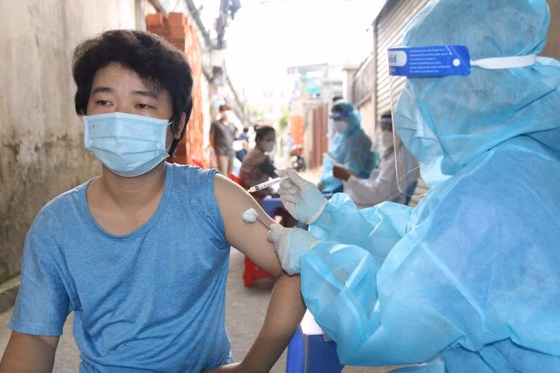 Lực lượng y tể tổ chức tiêm vắc xin phòng Covid-19 cho người dân. (Ảnh: HCDC).