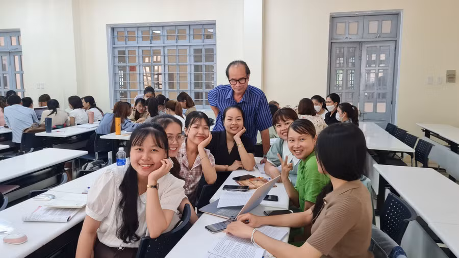 TS Hoàng Nam Hải cùng các học viên lớp cao học K43.