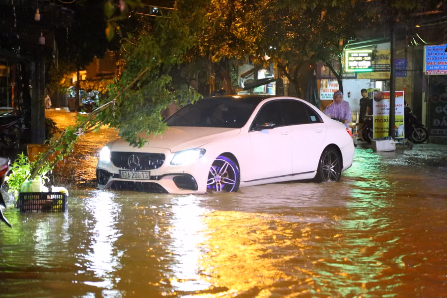 Nhiều ô tô phải quay đầu vì đường ngập nước. (Ảnh: Hoàng Vinh)