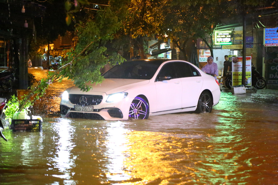 Nhiều ô tô phải quay đầu vì đường ngập nước. (Ảnh: Hoàng Vinh) Nhiều ô tô phải quay đầu vì đường ngập nước. (Ảnh: Hoàng Vinh)