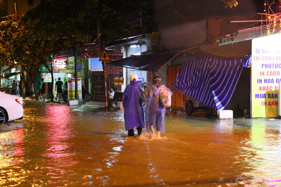 Người dân lại dọn đồ đạc rời nơi ngập lụt. (Ảnh: Hoàng Vinh) Người dân lại dọn đồ đạc rời nơi ngập lụt. (Ảnh: Hoàng Vinh)
