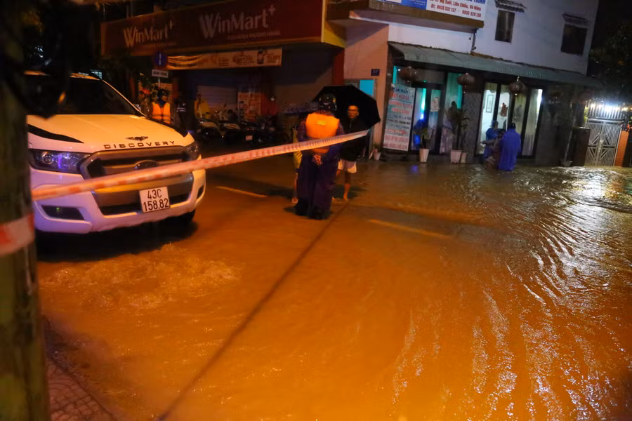 Lực lượng chức năng căng dây, không cho người và phương tiện qua lại khu vực đường Mẹ Suốt, do ngập sâu. (Ảnh: Hoàng Vinh)