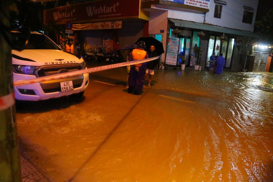 Lực lượng chức năng căng dây, không cho người và phương tiện qua lại khu vực đường Mẹ Suốt, do ngập sâu. (Ảnh: Hoàng Vinh) Lực lượng chức năng căng dây, không cho người và phương tiện qua lại khu vực đường Mẹ Suốt, do ngập sâu. (Ảnh: Hoàng Vinh)