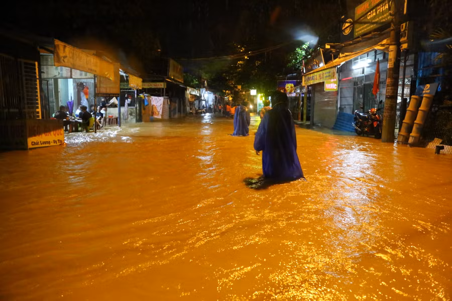 Nước ngập sâu từ 0.5m đến 1m. (Ảnh: Hoàng Vinh)