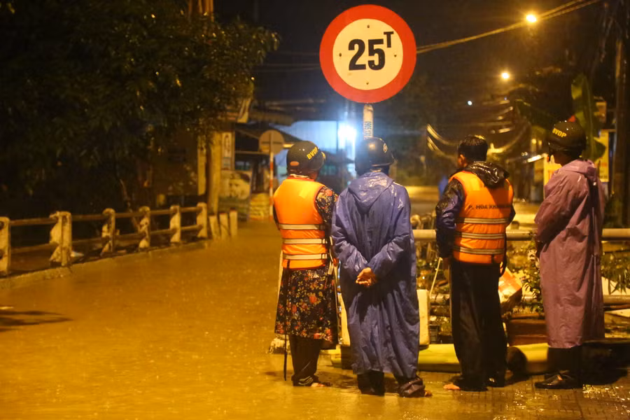 Mưa lớn kéo dài nên lực lượng chức năng túc trực xuyên đêm. (Ảnh: Hoàng Vinh)