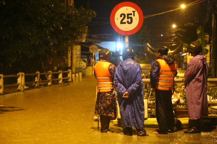 Mưa lớn kéo dài nên lực lượng chức năng túc trực xuyên đêm. (Ảnh: Hoàng Vinh) Mưa lớn kéo dài nên lực lượng chức năng túc trực xuyên đêm. (Ảnh: Hoàng Vinh)