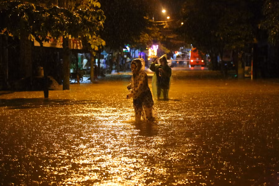 Người dân ở khu vực "rốn lũ" đường Mẹ Suốt. (Ảnh: V.X)