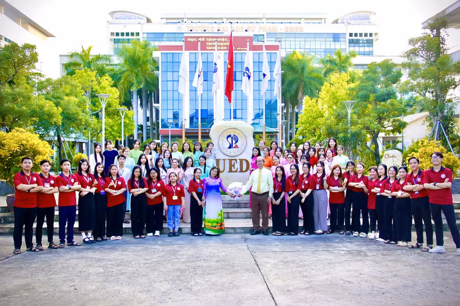 Cùng với các sinh viên Khoa Giáo dục Tiểu học.