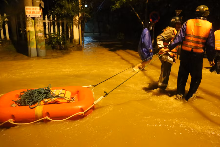 Đưa phao đến khu vực ngập nước để sơ tán người dân. (Ảnh: Hoàng Vinh)