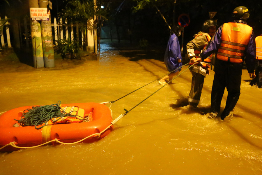 Đưa phao đến khu vực ngập nước để sơ tán người dân. (Ảnh: Hoàng Vinh) Đưa phao đến khu vực ngập nước để sơ tán người dân. (Ảnh: Hoàng Vinh)