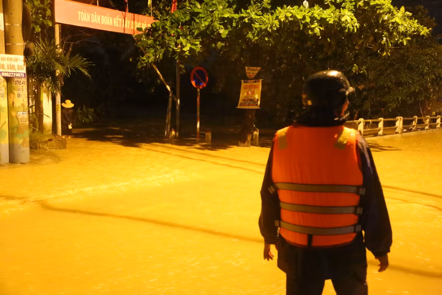 Lực lượng chức năng chốt chặn tại khu vực cầu Mẹ Suốt. (Ảnh: Hoàng Vinh)