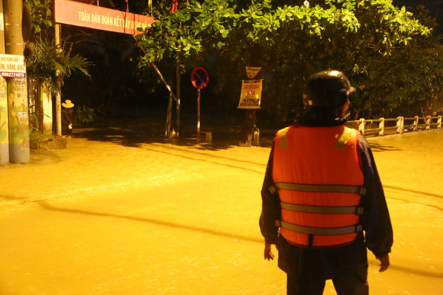 Lực lượng chức năng chốt chặn tại khu vực cầu Mẹ Suốt. (Ảnh: Hoàng Vinh) Lực lượng chức năng chốt chặn tại khu vực cầu Mẹ Suốt. (Ảnh: Hoàng Vinh)