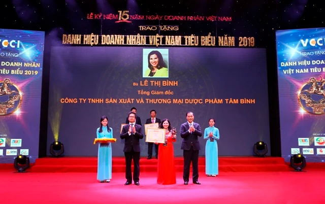 TGĐ Lê Thị Bình nhận danh hiệu “Doanh nhân Việt Nam tiêu biểu” - Cúp Thánh Gióng năm 2019