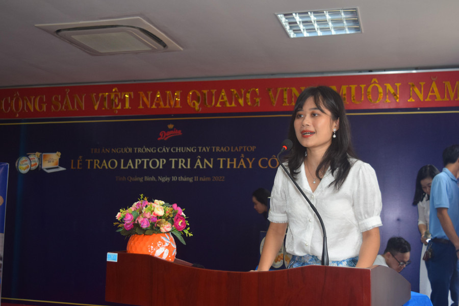 Bà Đinh Hoàng An Na, Trưởng phòng thương hiệu cấp cao Danisa phát biểu tại Lễ trao tặng.