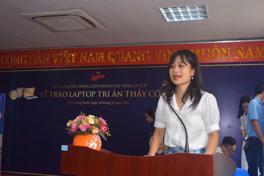 Bà Đinh Hoàng An Na, Trưởng phòng thương hiệu cấp cao Danisa phát biểu tại Lễ trao tặng.