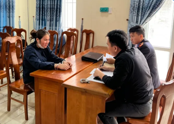 Đối tượng Đinh Thị Hải Yến bị bắt giữ khi đang giao tiền công vận chuyển ma túy với số tiền hơn 22 triệu đồng và 13.750.000 Kíp cho đối tượng Khăm Lạ Cong Mạ Ni.