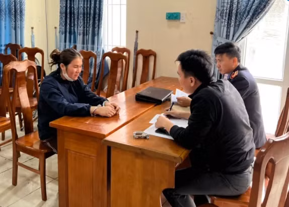 Đối tượng Đinh Thị Hải Yến bị bắt giữ khi đang giao tiền công vận chuyển ma túy với số tiền hơn 22 triệu đồng và 13.750.000 Kíp cho đối tượng Khăm Lạ Cong Mạ Ni.