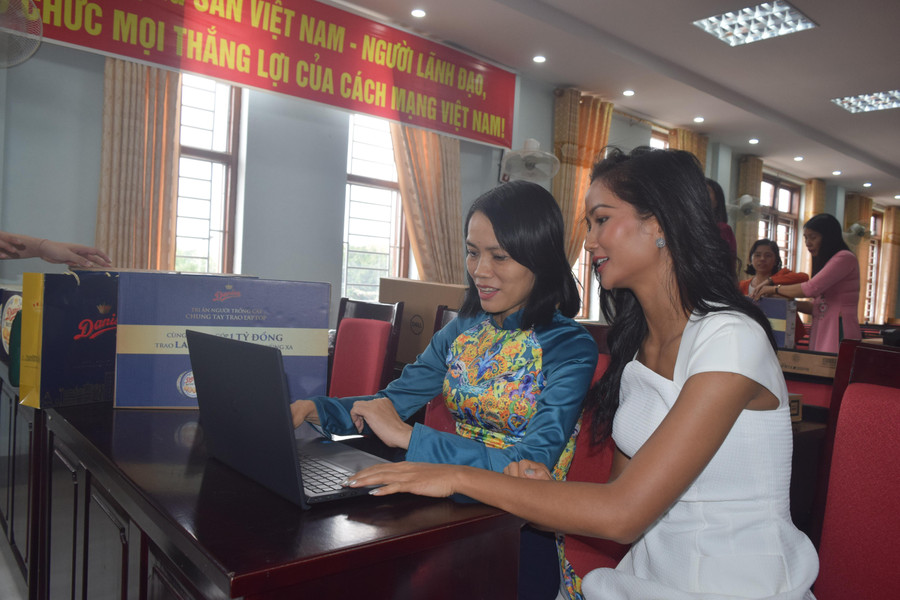 Hoa hậu H’Hen Niê đại sứ Chương trình cùng các thầy cô giáo cùng kiểm tra những chiếc Laptop được trao tặng.