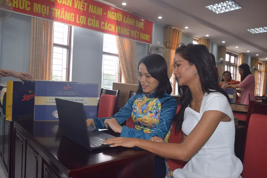 Hoa hậu H’Hen Niê đại sứ Chương trình cùng các thầy cô giáo cùng kiểm tra những chiếc Laptop được trao tặng.