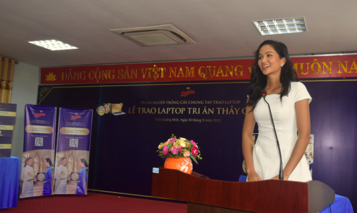 Đại sứ Chương trình, hoa hậu H’Hen Niê chia sẻ tại buổi Lễ trao tặng Laptop tri ân thầy cô.