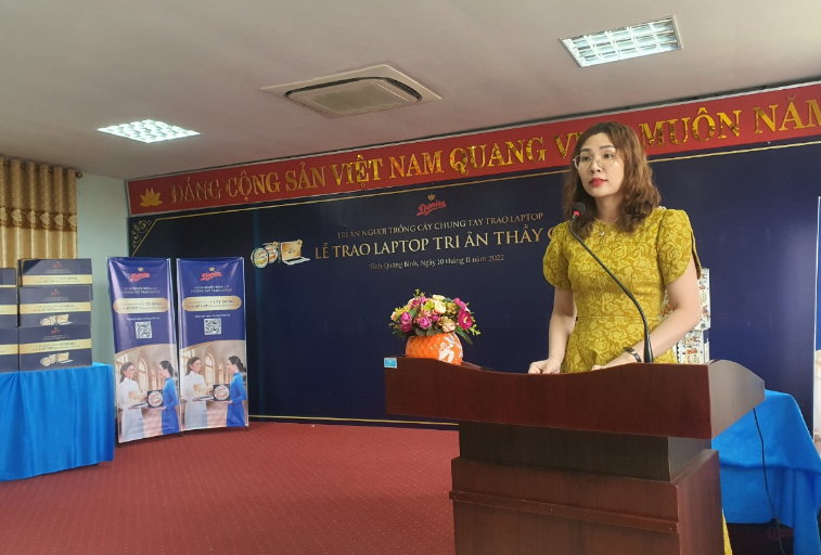 Bà Hoàng Ngọc Trang, đại diện Báo GD&TĐ tại Lễ trao tặng.