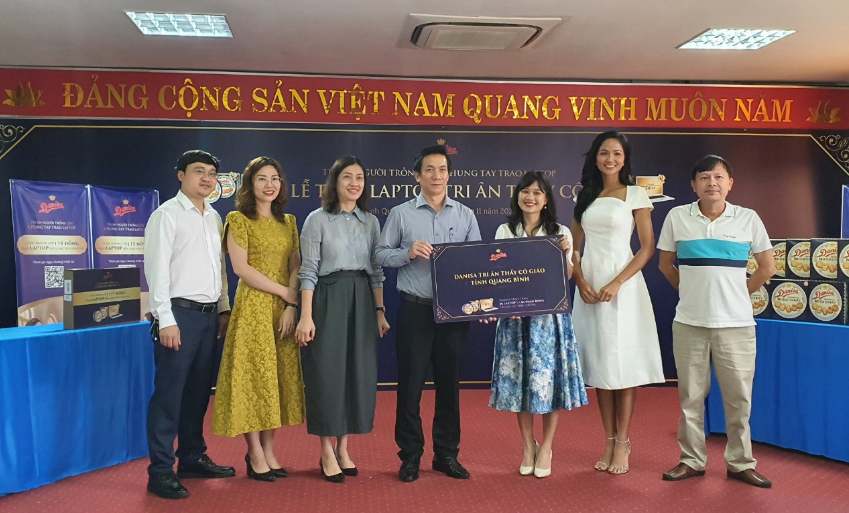 Lãnh đạo Sở GD&ĐT Quảng Bình, nhãn hàng bánh quy bơ Danisa cùng đại diện Báo GD&TĐ, chụp ảnh lưu niệm tại Lễ trao tặng Laptop tri ân thầy cô giáo.