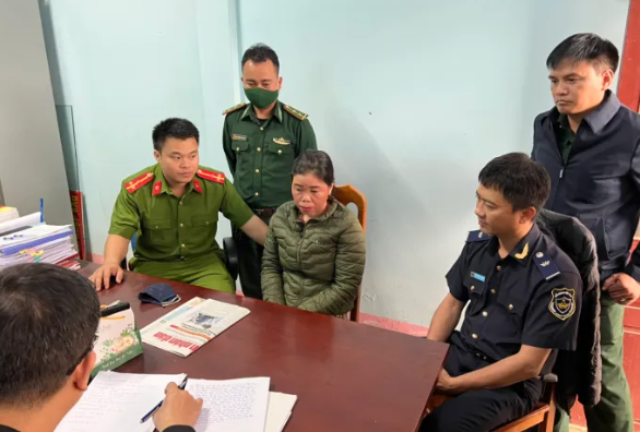 Đối tượng Đinh Thị Thanh (áo xám) bị bắt quả tang khi có hành vi nhận hơn 13kg ma tuý.