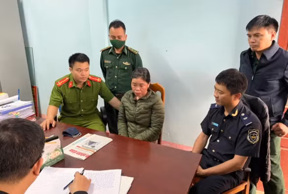 Đối tượng Đinh Thị Thanh (áo xám) bị bắt quả tang khi có hành vi nhận hơn 13kg ma tuý.