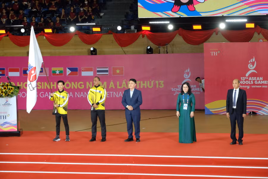 Đại diện nước Brunei Darussalam nhận cờ đăng cai tổ chức Đại hội Thể thao học sinh Đông Nam Á lần thứ 14 vào năm 2025. 