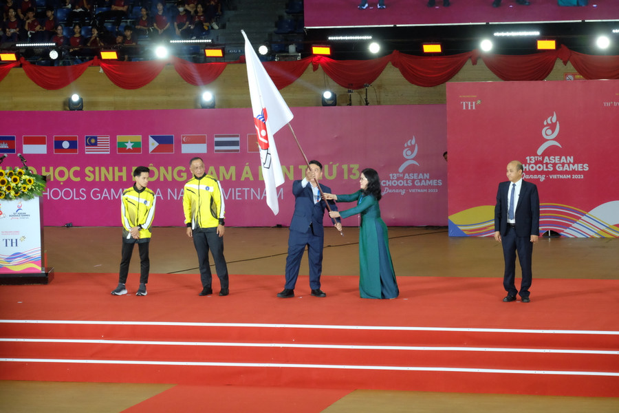 Thứ trưởng Nguyễn Thị Kim Chi trao cờ đăng cai cho Thứ trưởng Bộ Giáo dục Brunei Darussalam, đất nước tổ chức Đại hội Thể thao học sinh Đông Nam Á lần thứ 14. Thứ trưởng Nguyễn Thị Kim Chi trao cờ đăng cai cho Thứ trưởng Bộ Giáo dục Brunei Darussalam, đất nước tổ chức Đại hội Thể thao học sinh Đông Nam Á lần thứ 14.