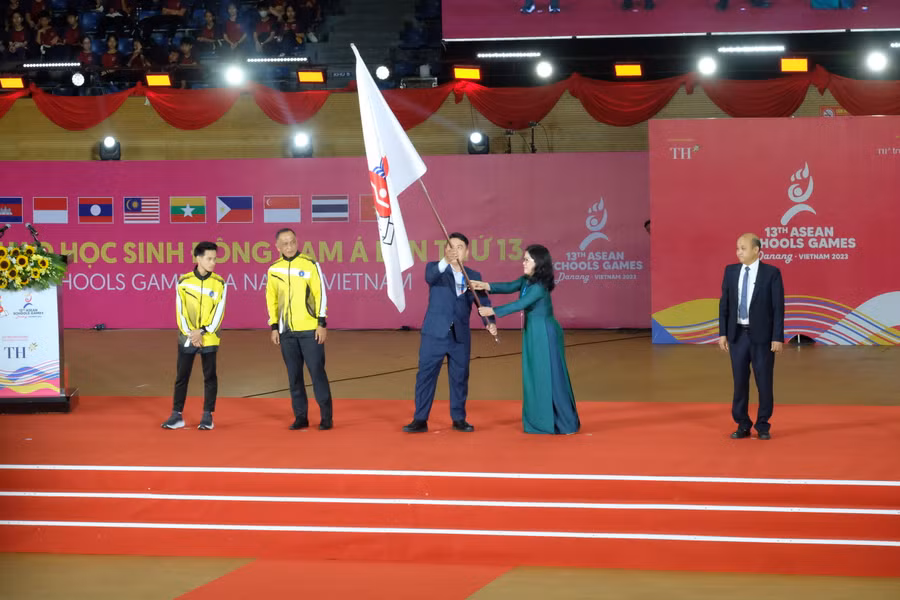 Thứ trưởng Nguyễn Thị Kim Chi trao cờ đăng cai cho Thứ trưởng Bộ Giáo dục Brunei Darussalam, đất nước tổ chức Đại hội Thể thao học sinh Đông Nam Á lần thứ 14.