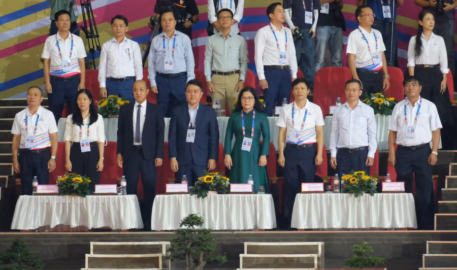 Thứ trưởng Nguyễn Thị Kim Chi (áo dài xanh) cùng lãnh đạo UBND TP Đà Nẵng, lãnh đạo Sở, ngành TP Đà Nẵng dự Lễ bế mạc Đại hội.