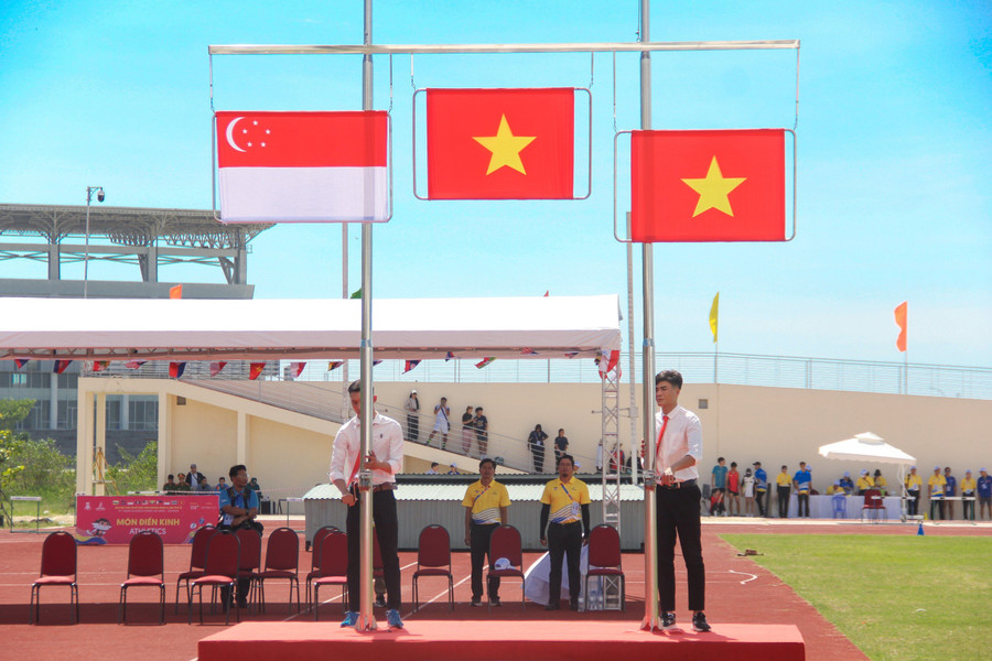 Nghi thức chào cờ sau khi trao Huy chương Vàng cho vận động viên Hoàng Thị Ngọc Anh.