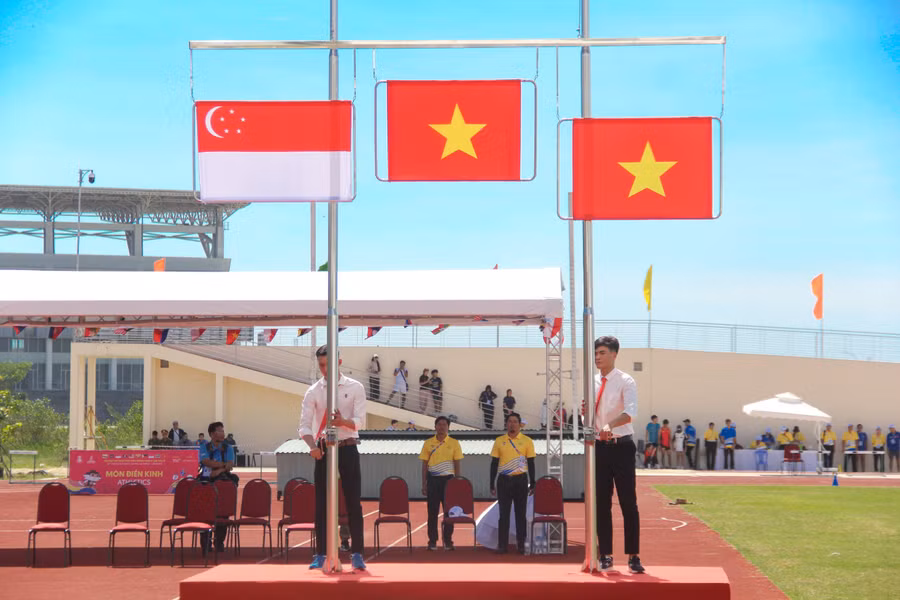 Nghi thức chào cờ sau khi trao Huy chương Vàng cho vận động viên Hoàng Thị Ngọc Anh.