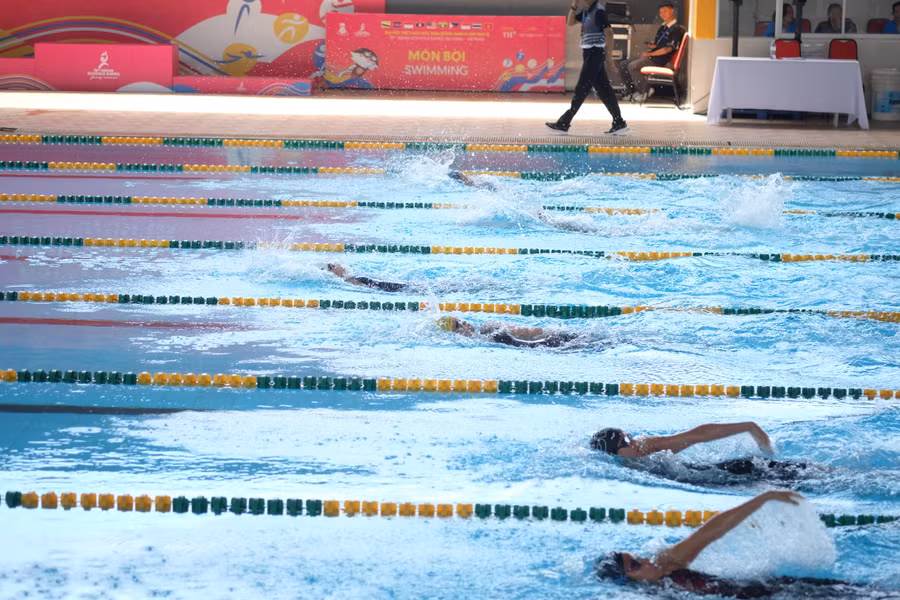 Các vận động viên cạnh tranh rất quyết liệt.