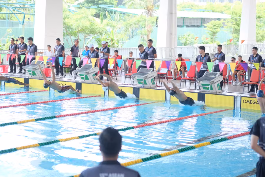 Các vận động viên bắt đầu phần thi đấu. 