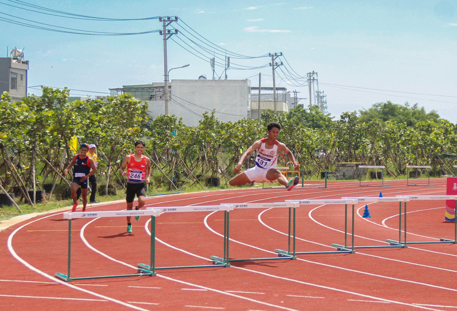 Các vận động viên tham gia nội dung 400m vượt rào nam.