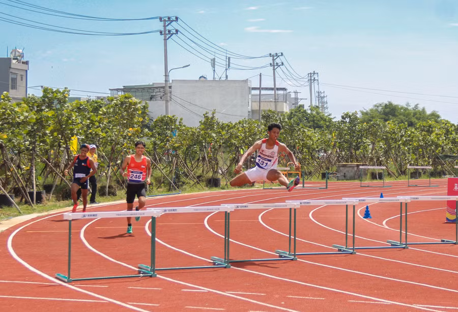 Các vận động viên tham gia nội dung 400m vượt rào nam.