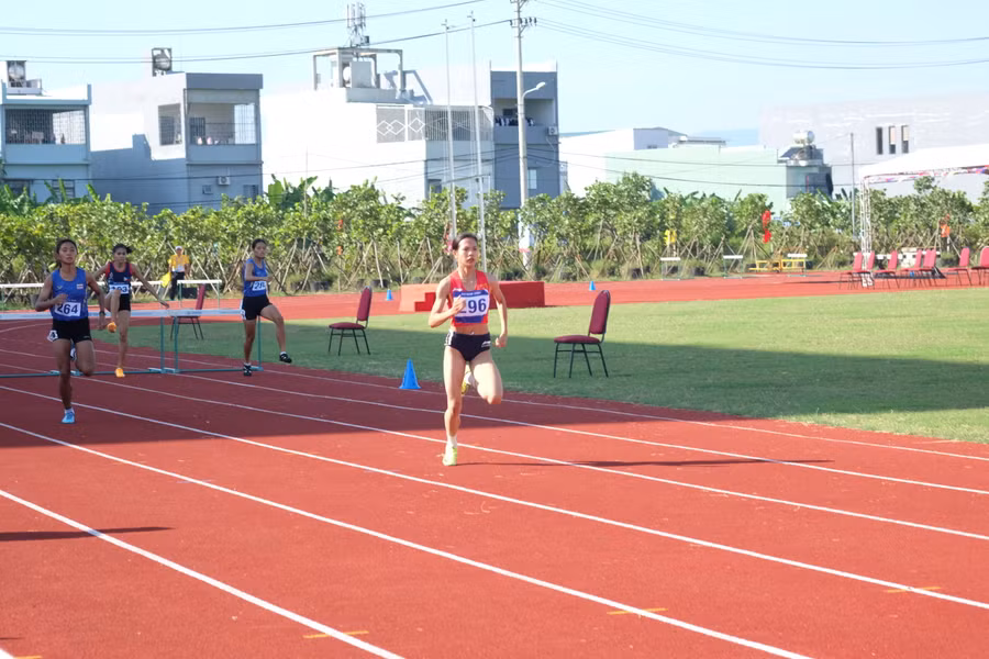 Vận động viên Lê Thị Tuyết Mai ở nội dung chạy 400m vượt rào nữ. Vận động viên Lê Thị Tuyết Mai ở nội dung chạy 400m vượt rào nữ.