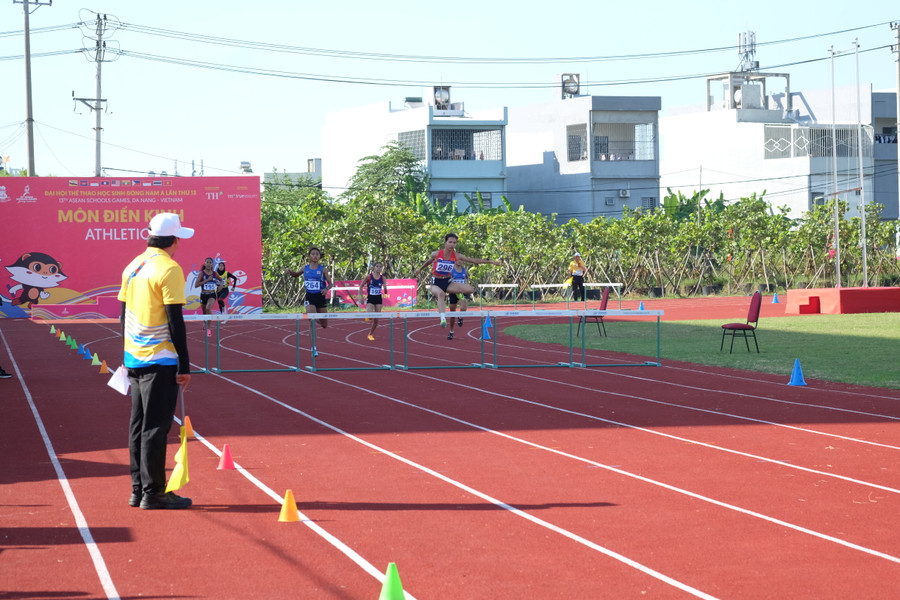 Vận động viên Lê Thị Tuyết Mai ở nội dung chạy 400m vượt rào. Vận động viên Lê Thị Tuyết Mai ở nội dung chạy 400m vượt rào.
